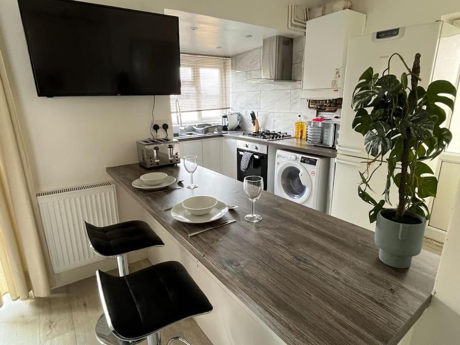 Вилла Modern 4-Bed House With Garden & Parking Ковентри Экстерьер фото